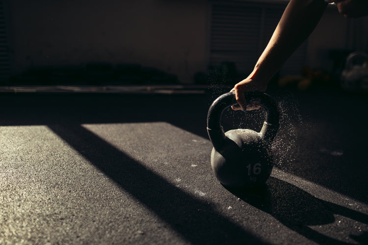 female-model-take-kettle-with-talc-powder-gym-just-before-doing-excersis.jpg__PID:008cd358-2c63-44f9-a7dc-226125465930